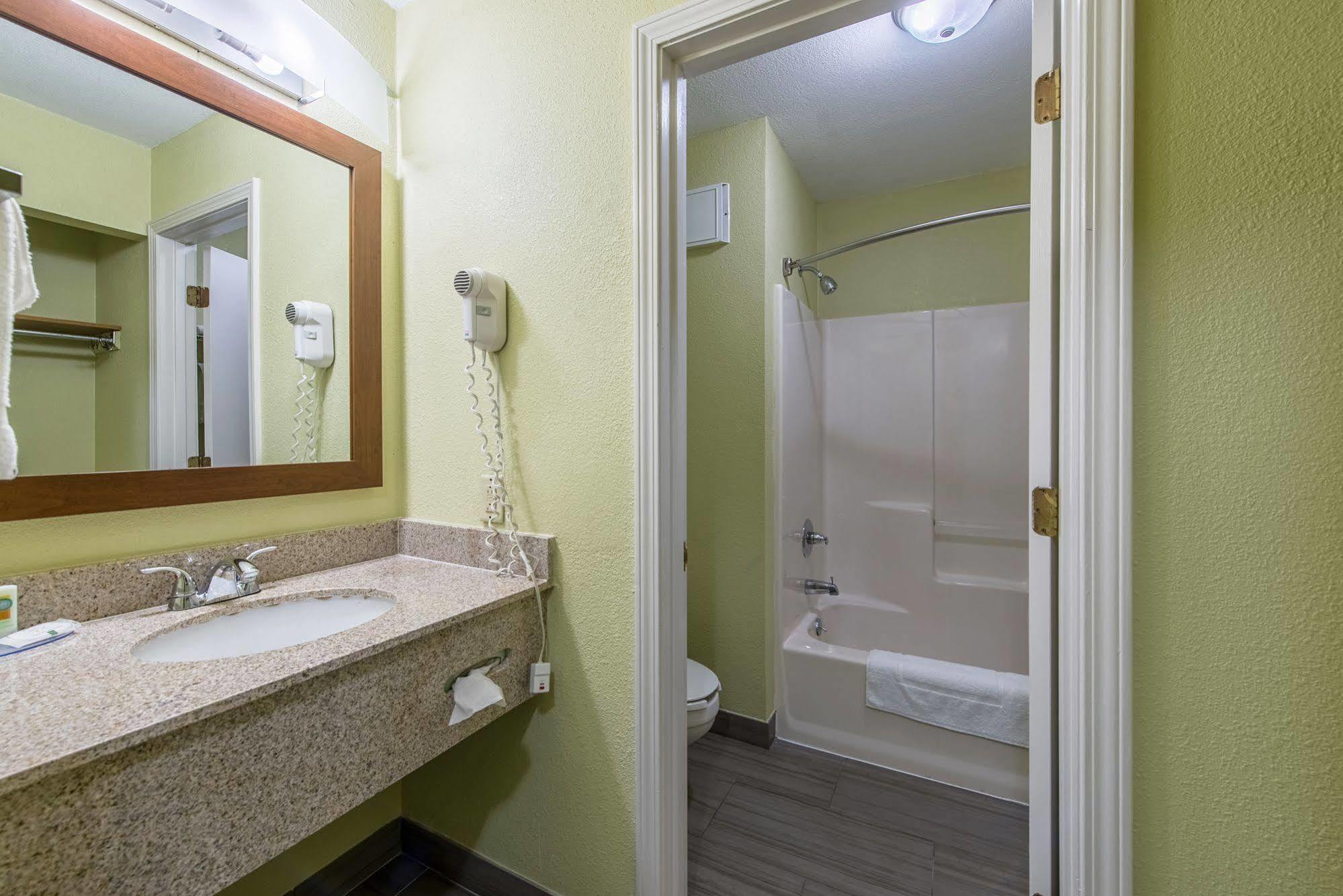 Cardinal Inn & Suites Muncie Zewnętrze zdjęcie
