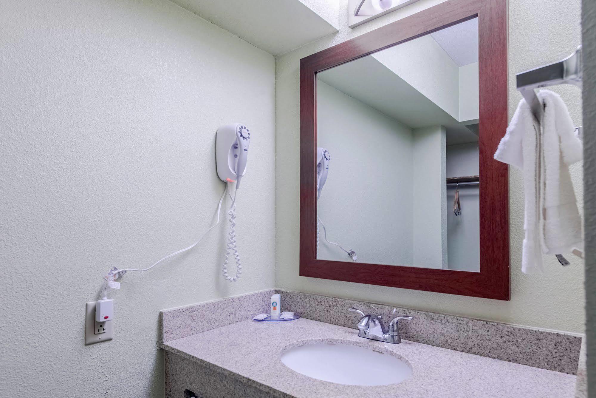 Cardinal Inn & Suites Muncie Zewnętrze zdjęcie